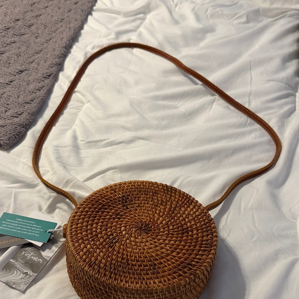 Elegant Woven Crossbody Bag in Tan